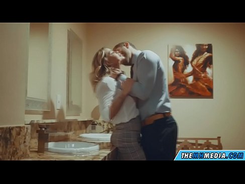 ❤️ Döşlü sarışın sizi ictimai tualetdə aldatdıqda ❌ Porn video bizdə ﹏